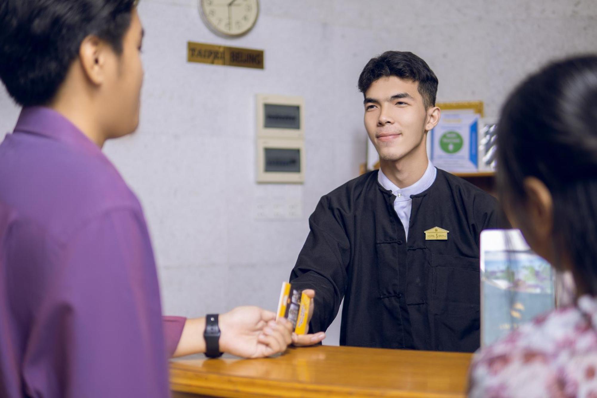 Hotel Sidney Yangon Esterno foto